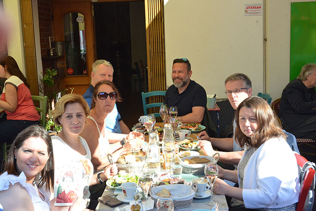 Gemeinsames Mittagessen des NILCARGO Teams im Freien