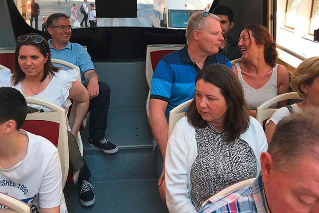 NILCARGO Team bei der Stadtrundfahrt im Bus