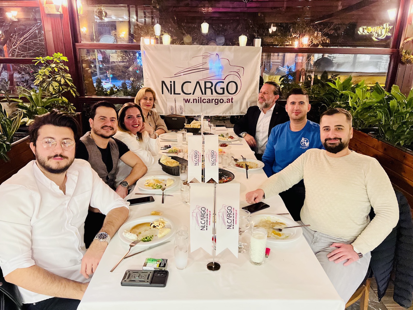 NILCARGO Team beim Abendessen unter der NILCARGO Flagge in Istanbul