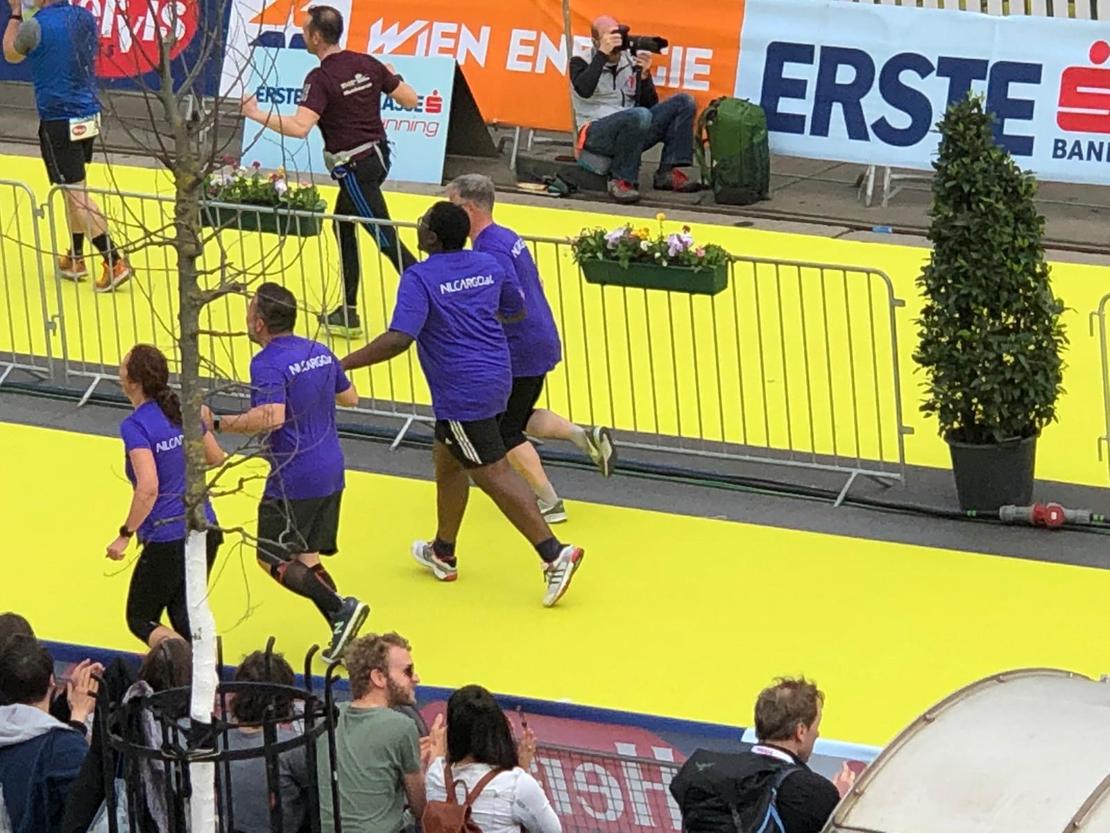 NILCARGO Team in lila Trikots auf der Laufstrecke