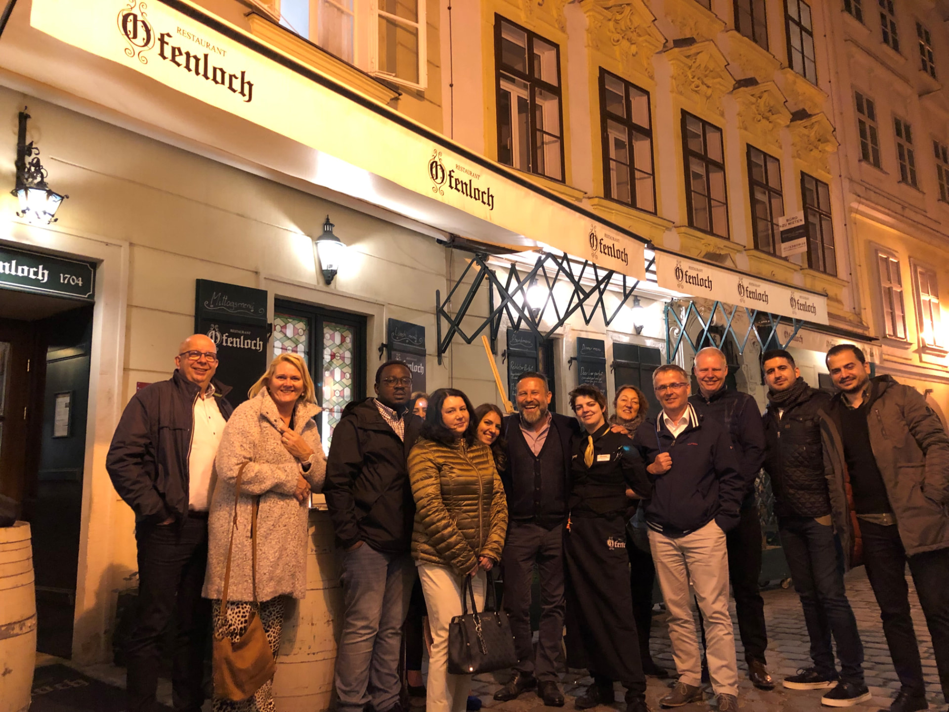 NILCARGO Team vor dem Restaurant Ofenloch in Wien