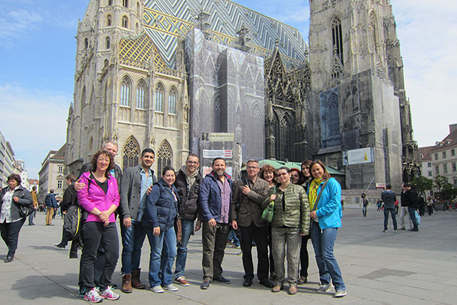 Gruppenfoto des NILCARGO Teams am Stephansplatz in Wien