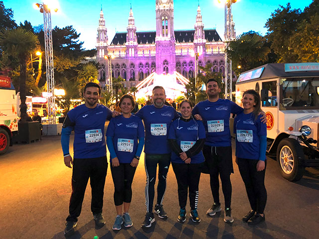 NILCARGO Team in blauen Laufshirts vor dem Wiener Rathaus