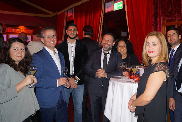 NILCARGO Team feiert das fünfjährige Jubiläum mit Sekt im Palazzo