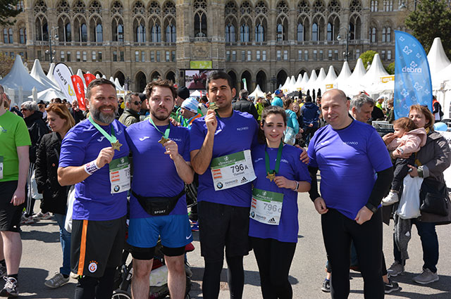 NILCARGO Team mit Familien und Fans am Rathausplatz