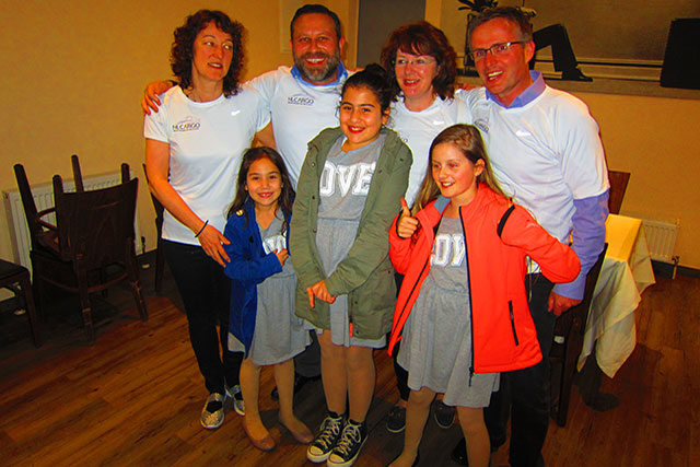 Teammitglieder mit Familien im NILCARGO Shirt