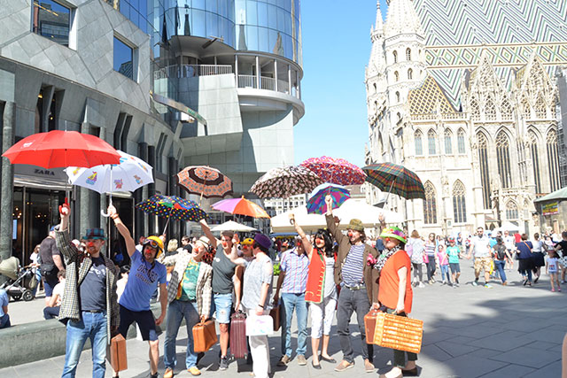 Gruppe mit Regenschirmen am Stephansplatz in Wien