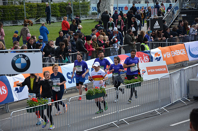 NILCARGO Läuferinnen und Läufer im Zielbereich des Marathons