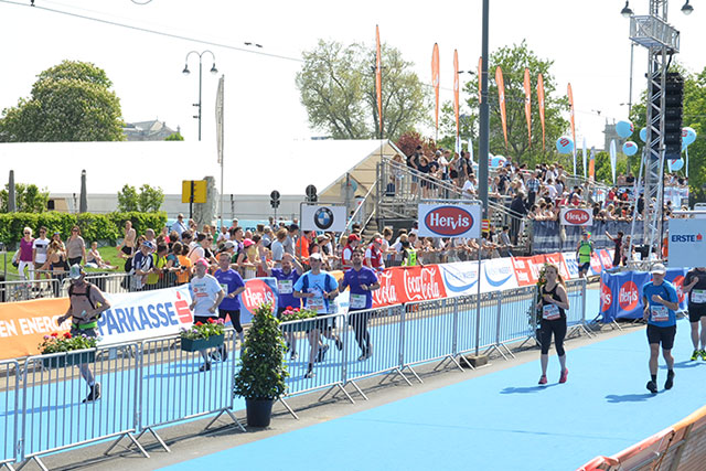Läuferinnen und Läufer im Zielbereich des Vienna City Marathon 2018