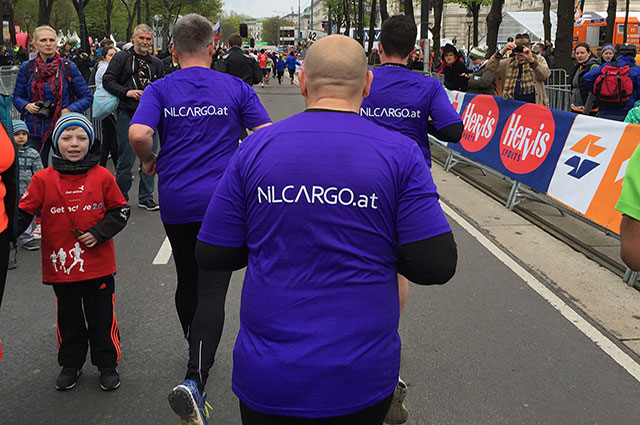 NILCARGO Läufer im lila Trikot auf der Ringstraße beim Marathon 2016