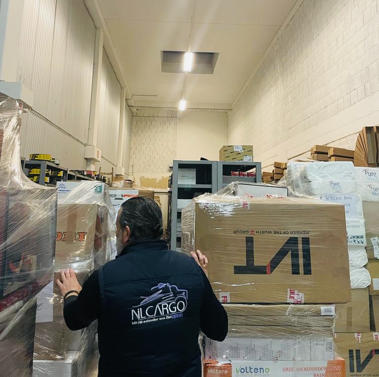 Teammitglied verpackt Hilfsgüter im Nilcargo Lager in Wien