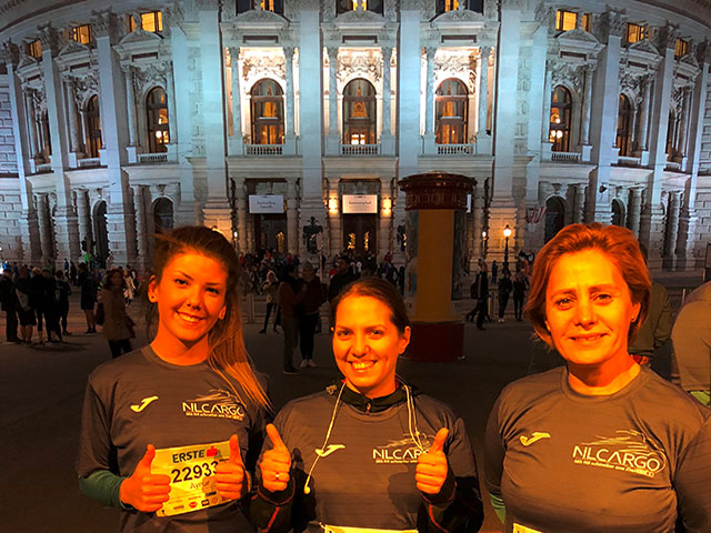Drei NILCARGO Kolleginnen mit Startnummern vor dem Burgtheater