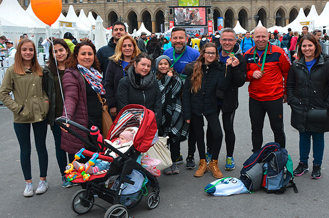 NILCARGO Team mit Familien und Medaillen am Rathausplatz