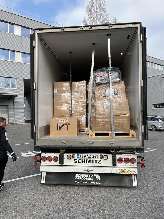 Beladener Auflieger mit Hilfsgütern für die Erdbebenregion