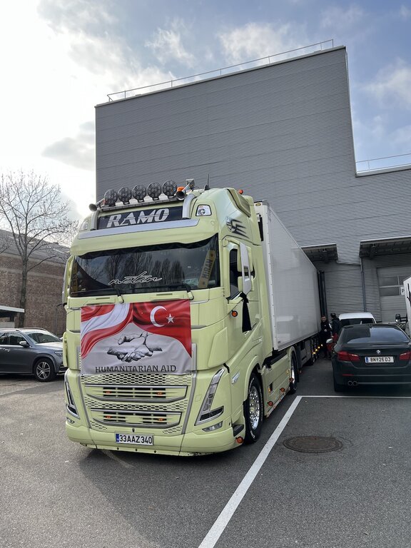 Hilfs-Lkw von Nilcargo mit Humanitarian-Aid-Banner