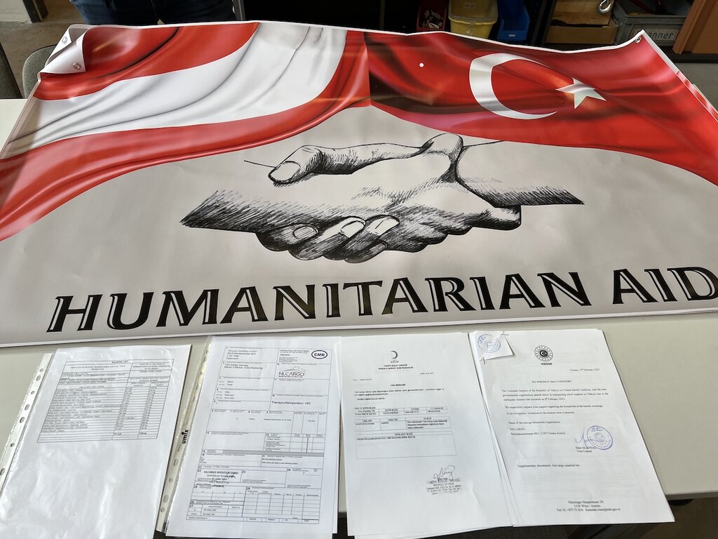 Humanitarian-Aid-Banner mit Transportdokumenten und Konsulatsbestätigung