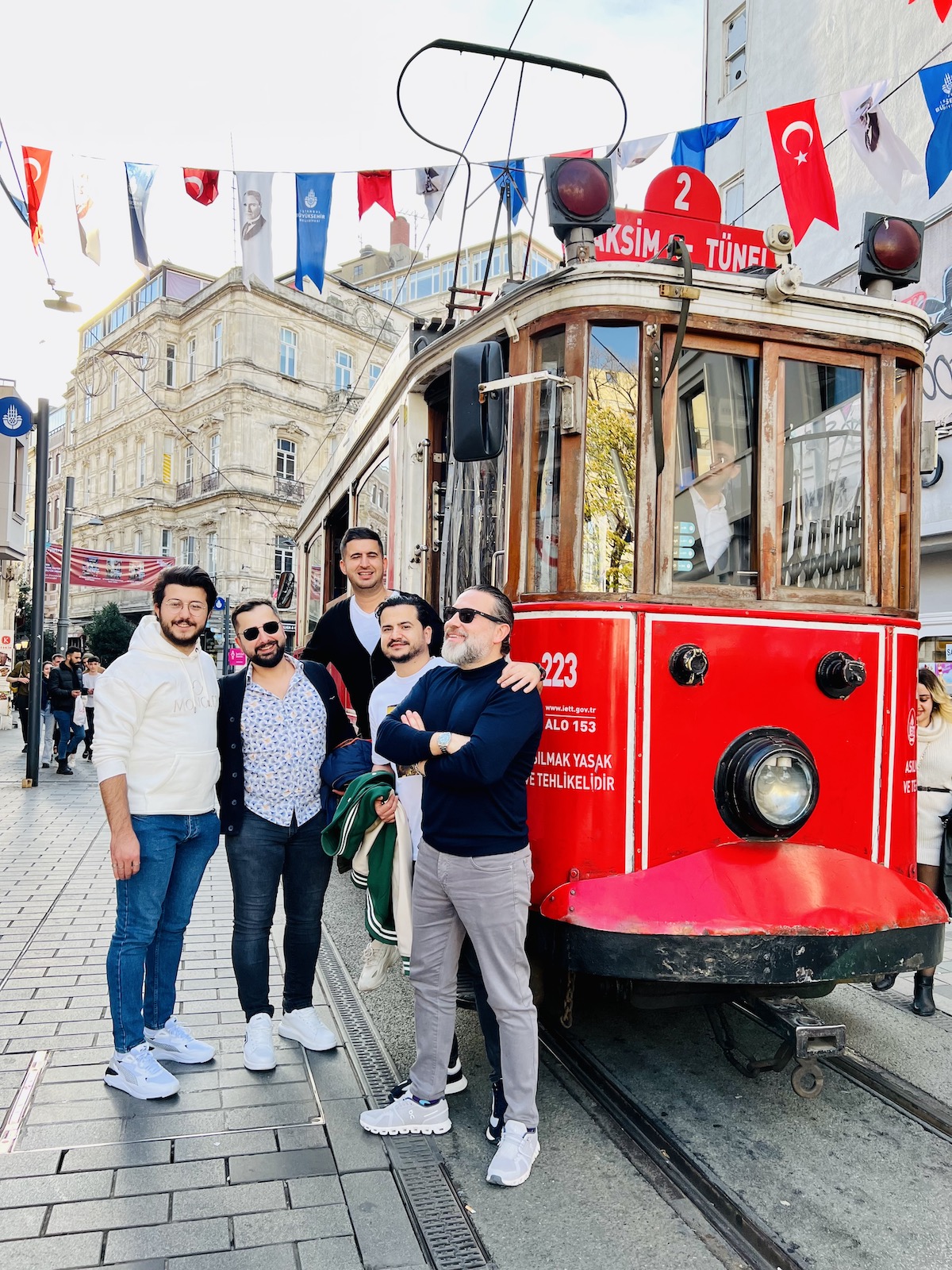 NILCARGO Kollegen vor der historischen Tram in Istanbul