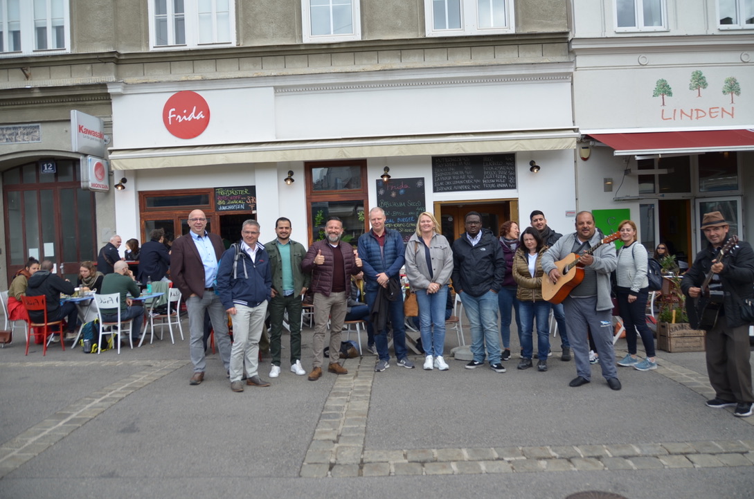 NILCARGO Team beim gemeinsamen Ausklang mit Livemusik