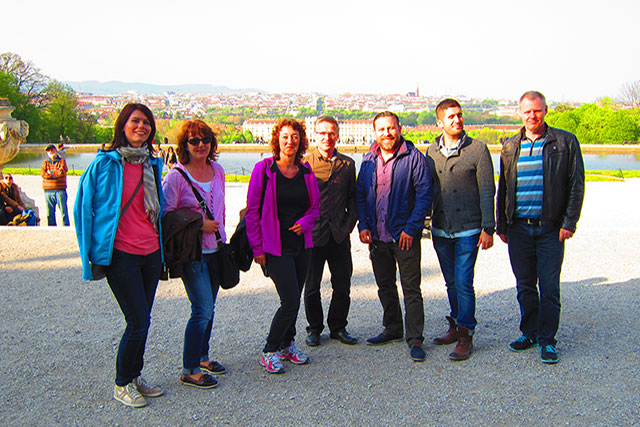 Team mit Blick über Wien vom Belvedere