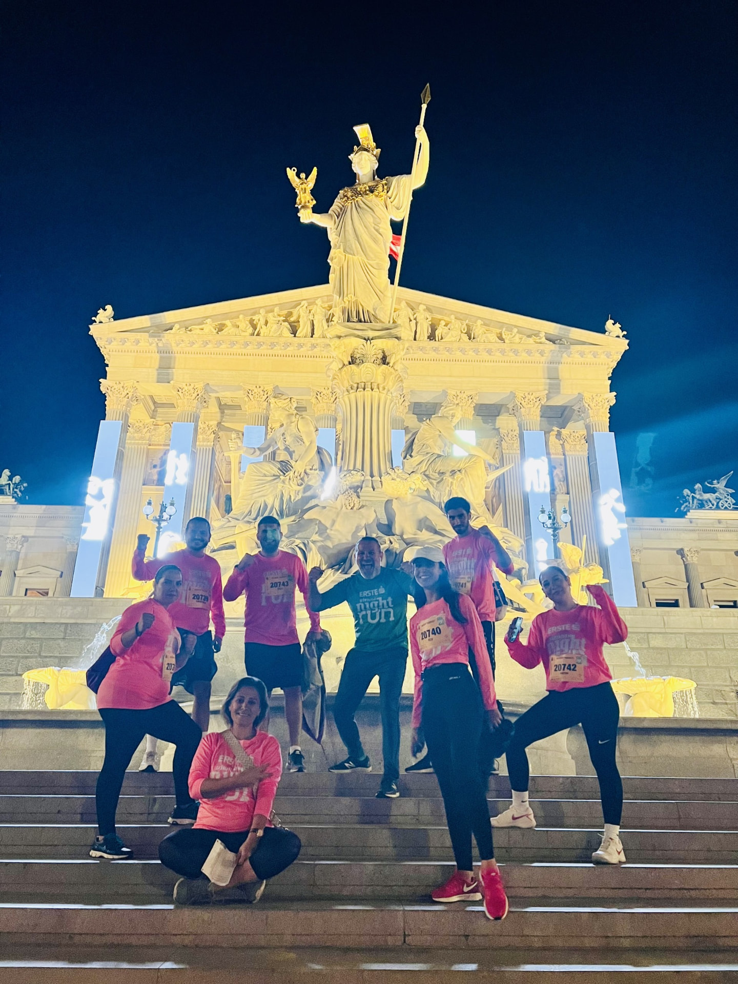 NILCARGO Team beim Vienna Night Run 2024 vor dem Parlament