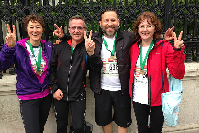 NILCARGO Staffelteam mit Medaillen nach dem Vienna City Marathon 2014