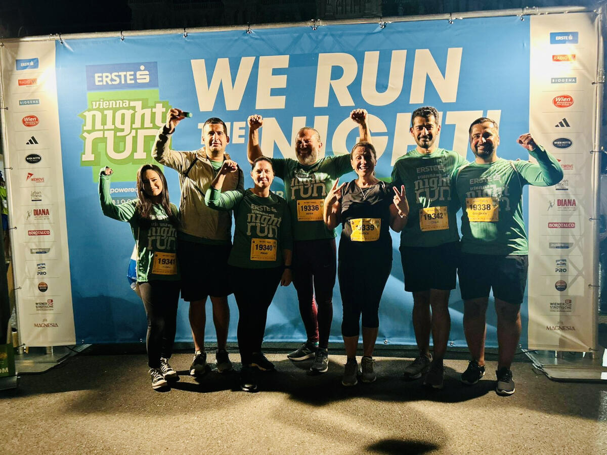 NILCARGO Team vor der Vienna Night Run Fotowand