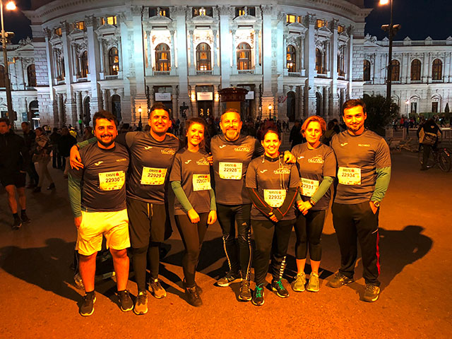Das NILCARGO Team vor dem Burgtheater beim Vienna Night Run 2018