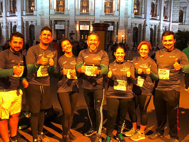 NILCARGO Team mit Daumen hoch vor dem Start