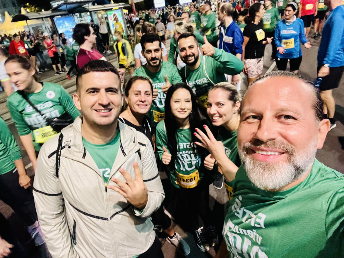 Das NILCARGO Team im Startbereich des Vienna Night Run