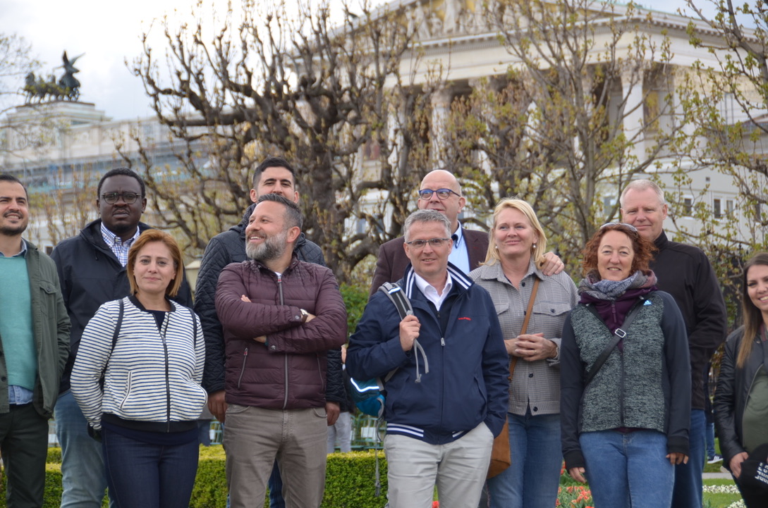 Das NILCARGO Team als Fans vor dem Wiener Parlament