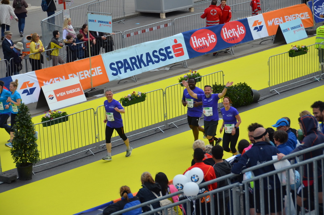 NILCARGO Läufer im Zieleinlauf des Vienna City Marathon 2019